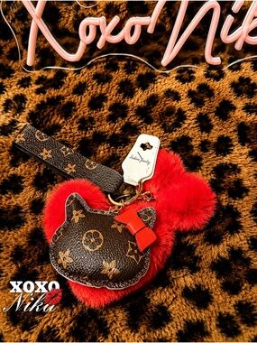 Kitty Pom Keychain 😻